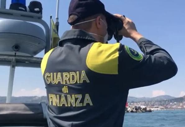 Minacciano la sicurezza dei bagnanti: sequestrati cinque acquascooter