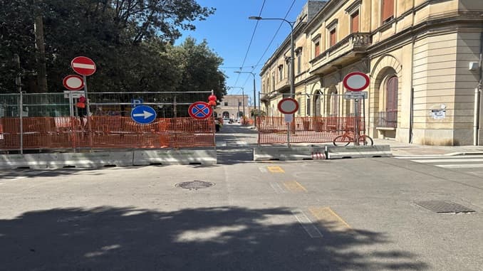 Stazione ferroviaria off-limits, donna disabile portata a spalla