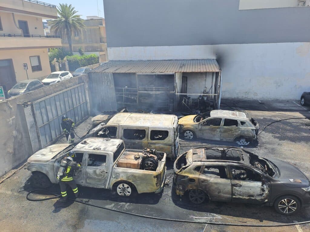 Violenti incendio nell'officina di una concessionaria: cinque i mezzi coinvolti