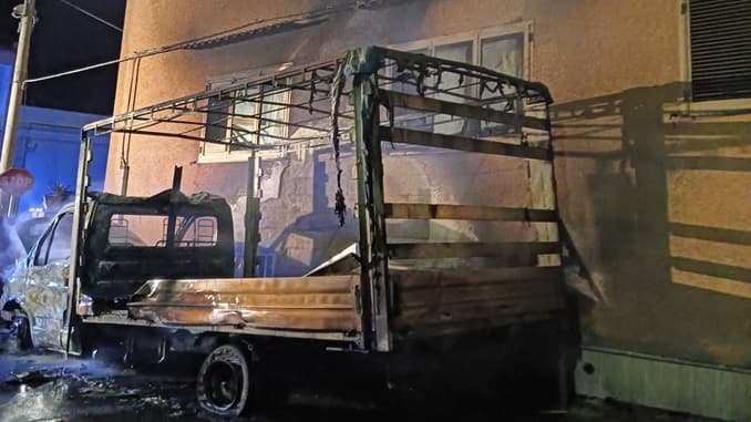Furgone distrutto dalle fiamme in pieno centro abitato: si indaga