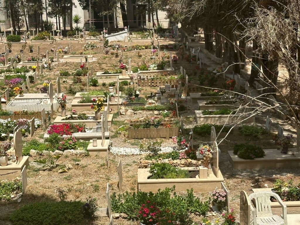 Lavori abusivi, scatta l'allarme sicurezza: 9 campi off-limits al cimitero