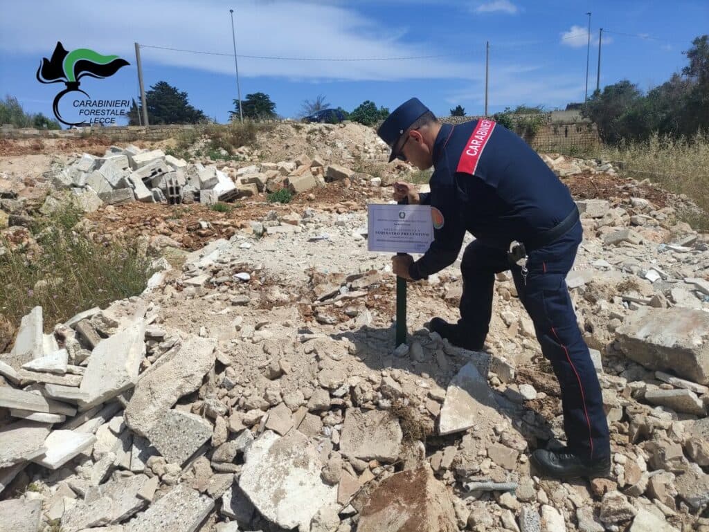 Discarica abusiva a fuoco nel gallipolino: sequestrato un terreno di 4800mq dalla forestale