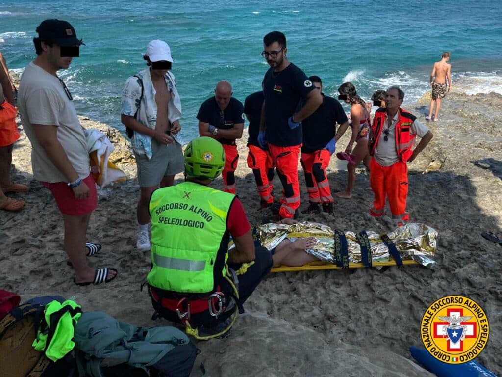 Precipita dalla scogliera, salvata una ventenne