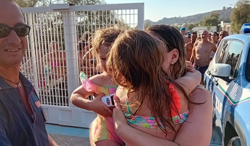 Bimba si smarrisce in spiaggia: ritrovata in tempo record dalla polizia