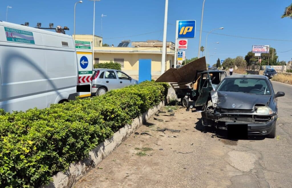 Impatto tra auto e ape sulla Ugento-Racale: un ferito grave