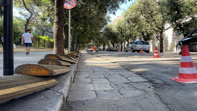 Via XXV Luglio, si inizia a smontare la pista ciclabile. I commercianti: “Era ora”