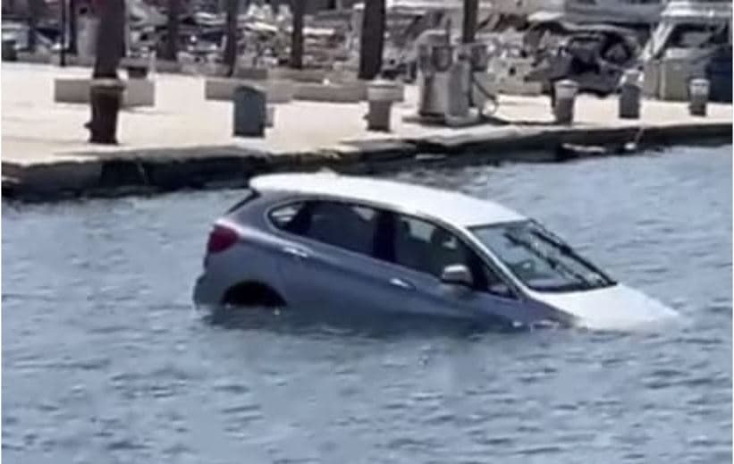 Auto senza freno a mano finisce in mare nel porto di Brindisi