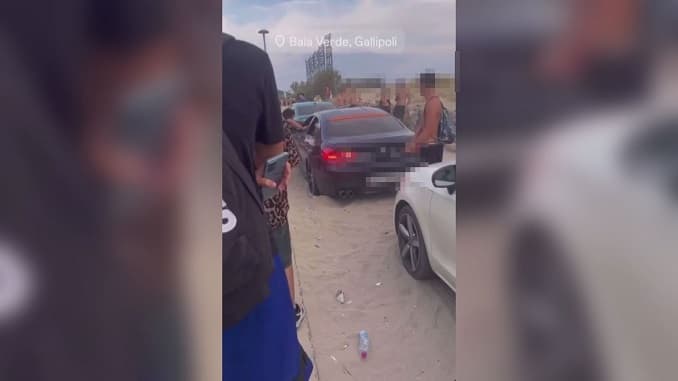 Auto insabbiate sul percorso pedonale: elevate multe per divieto di sosta