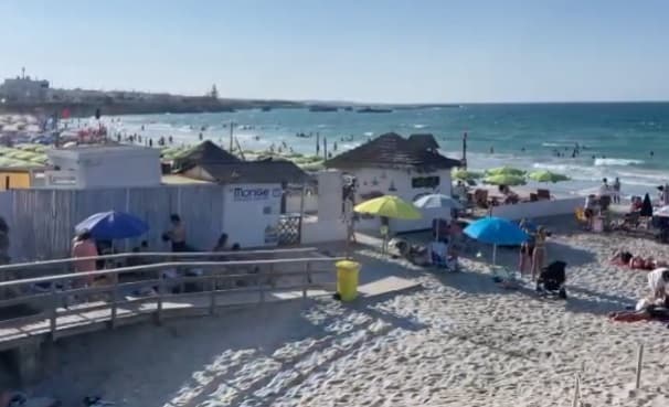 Il mare mosso le impedisce di tornare a riva: salvata da due bagnini