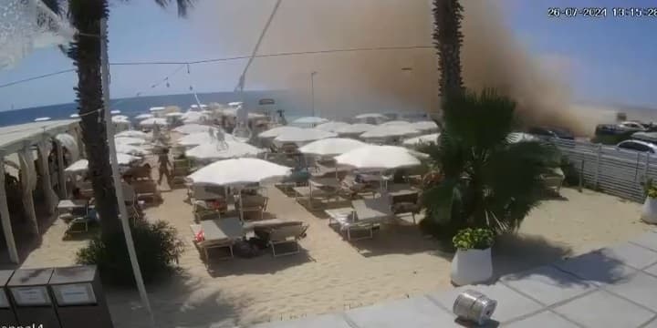 Tromba d'aria si abbatte su un lido: paura e danni