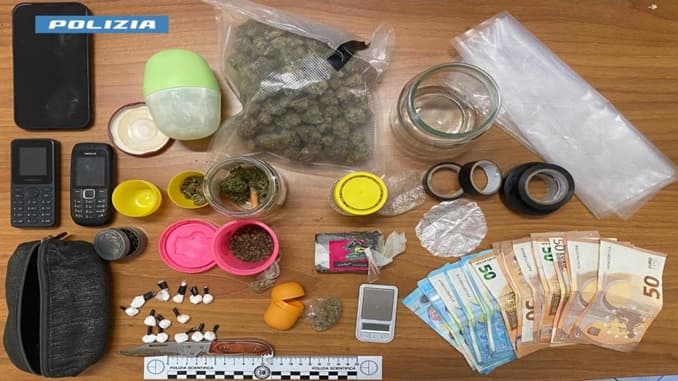 Spacciava all'interno e all'esterno della sua abitazione: arrestato 37enne neretino