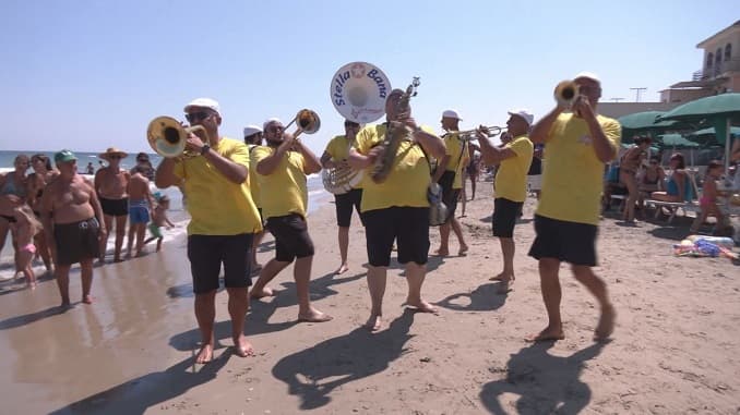 Il ritmo travolgente di Bande A Sud in riva al mare, per la gioia di cittadini e turisti