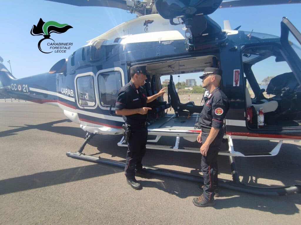 Sorveglianza sui boschi del Salento con il nuovo elicottero dei Carabinieri