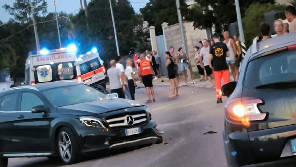 Scontro tra auto e ambulanza in servizio a Melendugno, 3 feriti