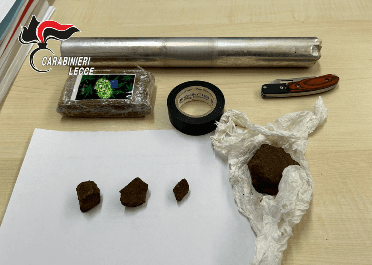 Spaccio di hashish: un arresto e una denuncia
