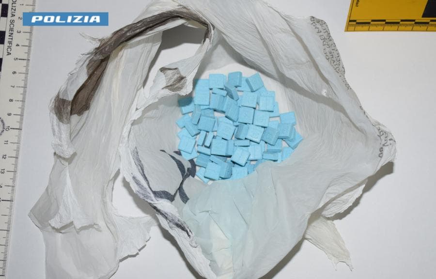 Nella tracolla 87 pastiglie di ecstasy: arrestato 23enne senegalese