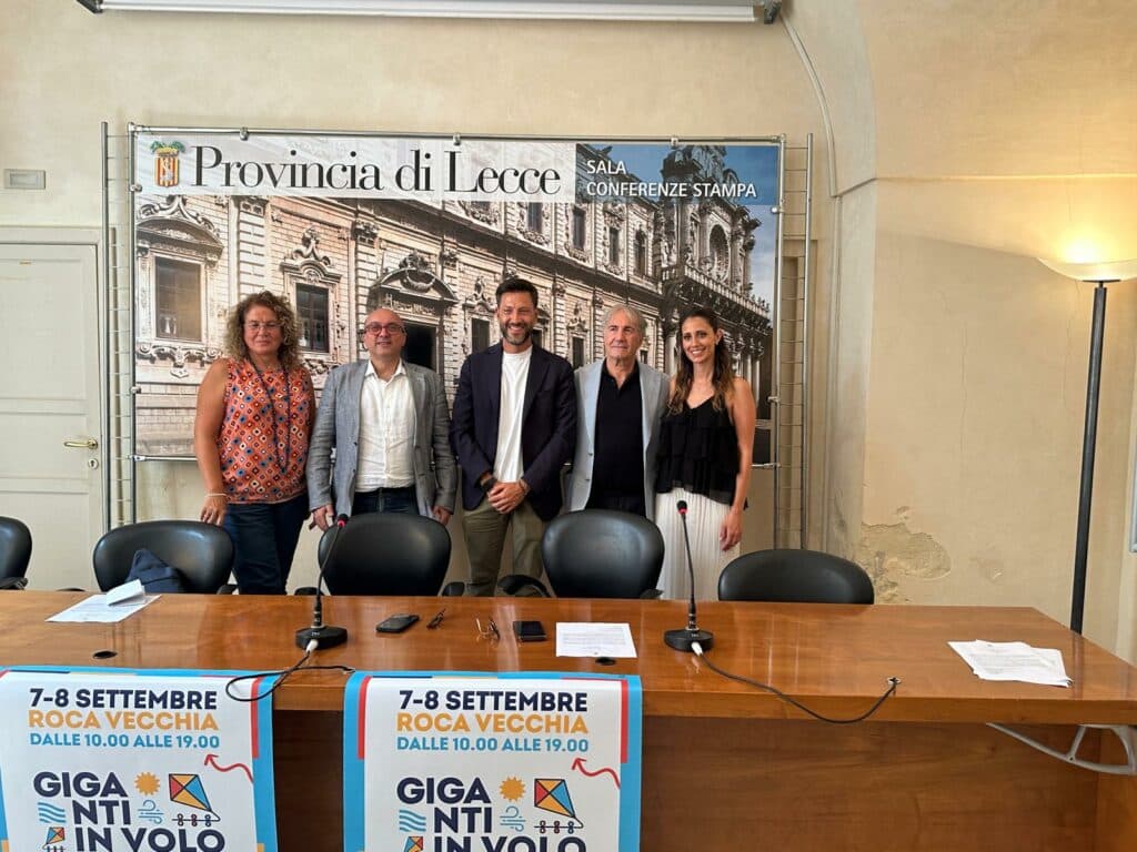 “Giganti in volo”, a Roca Vecchia il Festival internazionale degli aquiloni