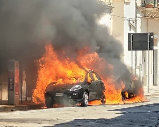 Tricase, bruciano tre auto e un motorino in pieno centro