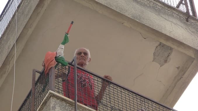 Muri che cadono a pezzi, infiltrazioni d'acqua: “Temiamo per la nostra salute e nessuno interviene”