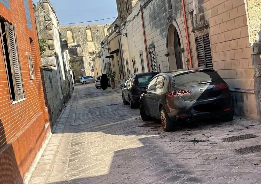 Auto in fiamme e colpi di pistola contro abitazione a Cavallino
