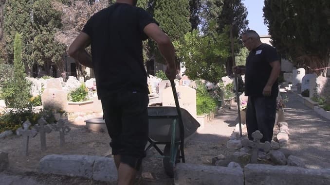Interventi al cimitero, Lupiae al lavoro anche per i campi di inumazione