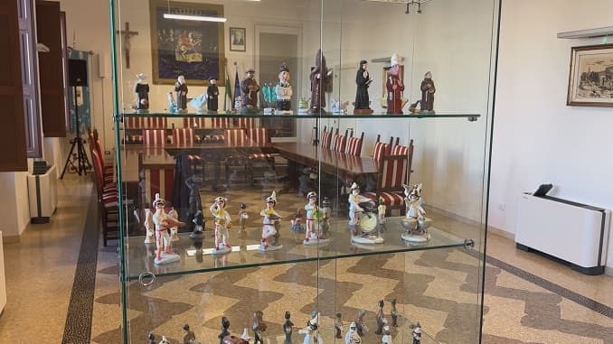 200 fischietti donati al museo della ceramica