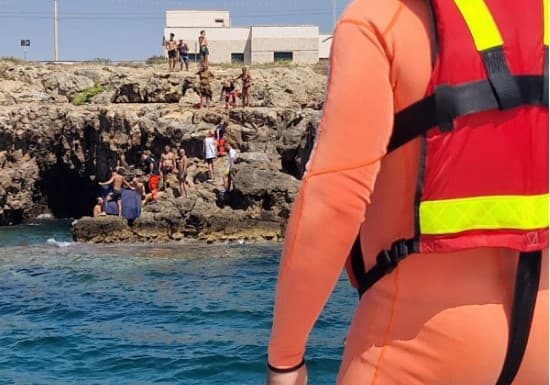 Si tuffa dalla "scogliera dei diavoli", ma non riesce a risalire. Salvata turista
