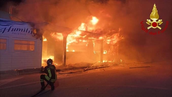 Torre Rinalda, incendio distrugge un ristorante: si batte la pista del dolo