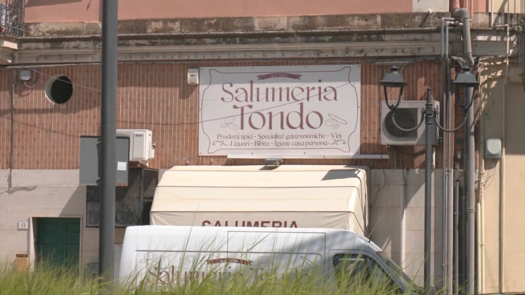 Banditi armati rapinano salumeria a Lequile, titolare colto da malore