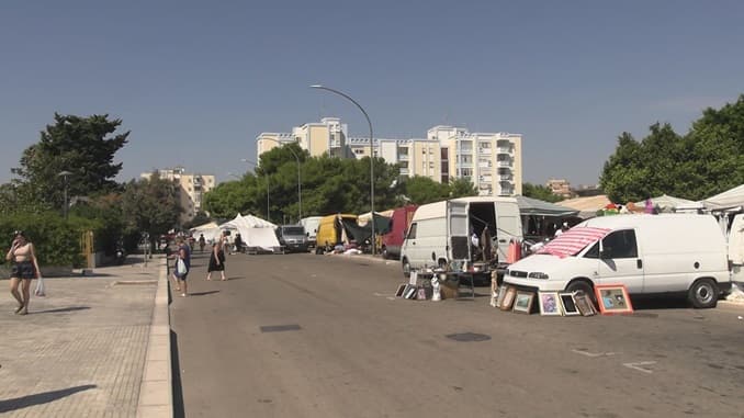Al mercato bisettimanale poche persone e vendite in ribasso, gli ambulanti: “Si faccia di sera”