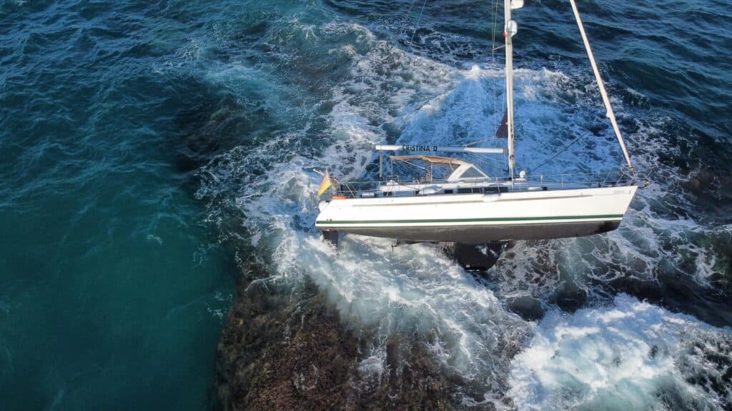 San Foca, barca rischia il naufragio: coppia salvata con elisoccorso