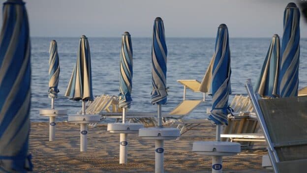 Salento, torna il caldo e..la polemica del caro ombrelloni