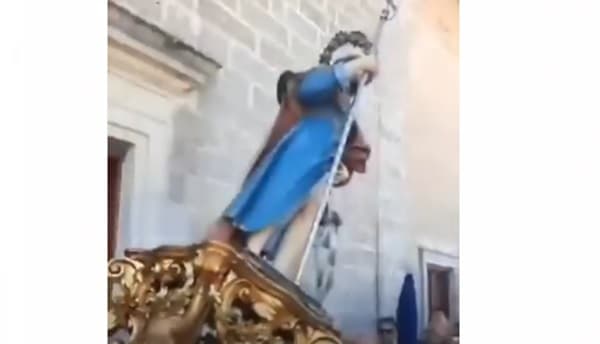 Torrepaduli, la statua di San Rocco rischia di cadere: paura durante la processione. Il video