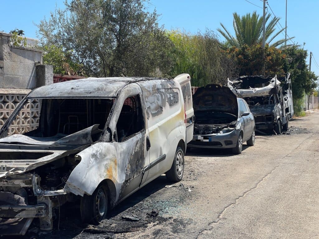 Notte di fuoco a Torre Rinalda: tre mezzi danneggiati dalle fiamme