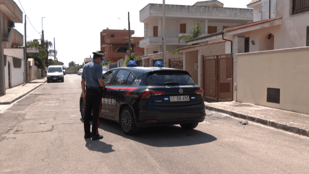 Prima gli spari contro l'abitazione, poi l'incendio dell'auto: doppia intimidazione a Trepuzzi