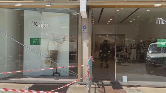 Con l'auto finisce contro la vetrina di un negozio e la sfonda: paura e danni