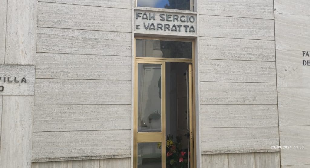 Rubato al cimitero un crocifisso di un metro e 80 da una cappella privata