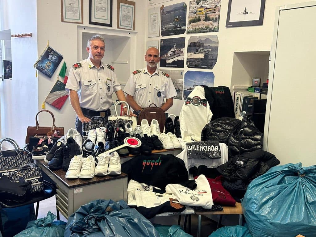 Maxi sequestro di prodotti contraffatti a Porto Cesareo. Denunciate tre persone