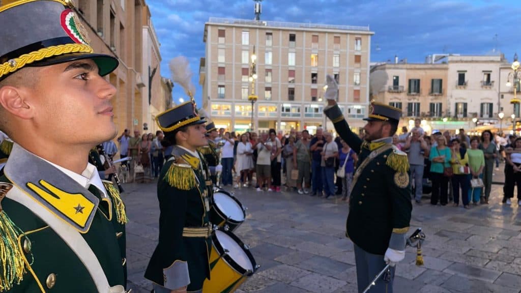 Fanfara e auto d'epoca in piazza per i 250 anni della Guardia di Finanza