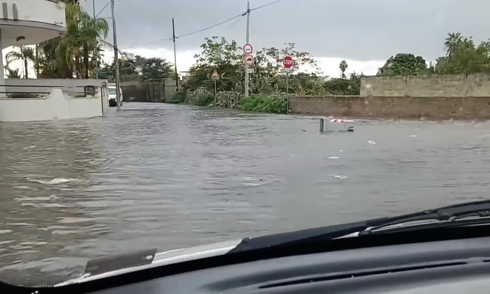Violento acquazzone tra Taurisano e Ugento: strade come fiumi in piena