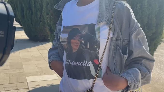 Ragazza uccisa a Molfetta, palloncini e maglie con il suo volto per l'ultimo saluto