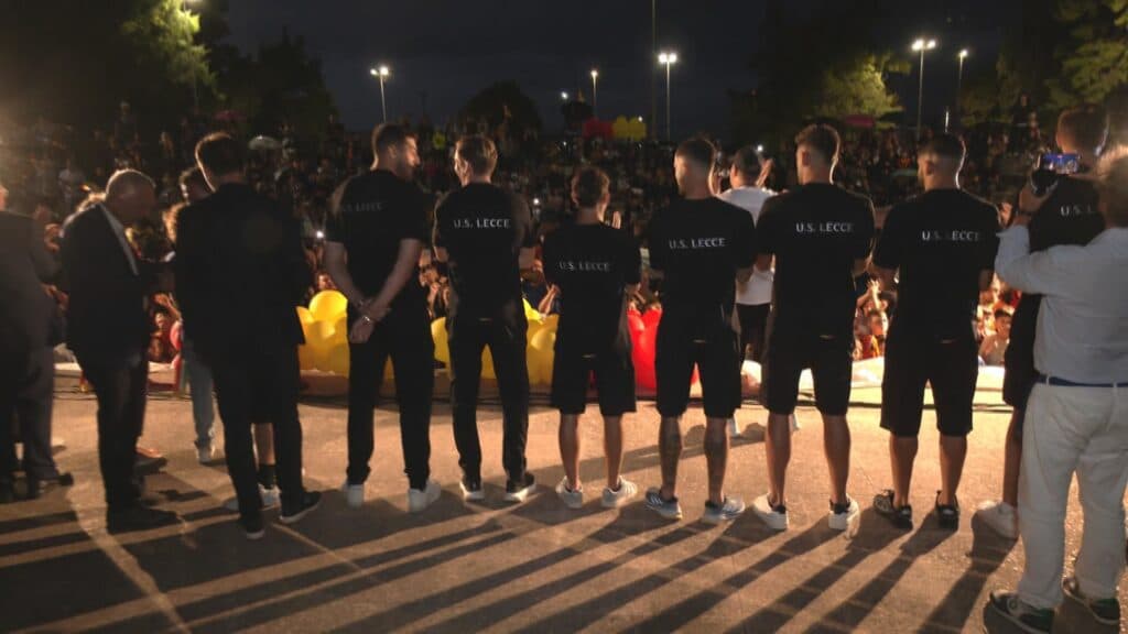Festa giallorossa per migliaia di giovani studenti leccesi. Poi però arriva la pioggia