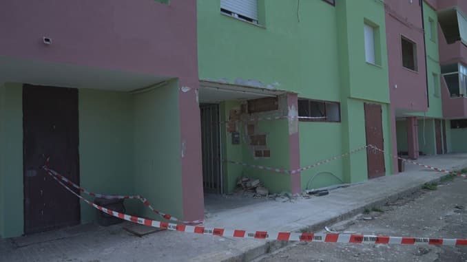 Ordigno davanti al portone, indagano i Carabinieri: possibile ritorsione dopo arresti