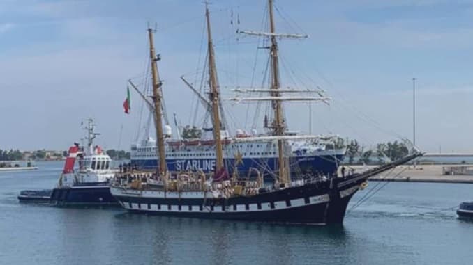 Il G7 Nave Palinuro torna in porto, attracco alla banchina centrale