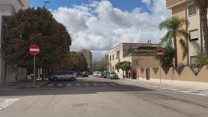 Via Vecchia Frigole, ritorna il doppio senso di marcia. I commercianti: “Finalmente”