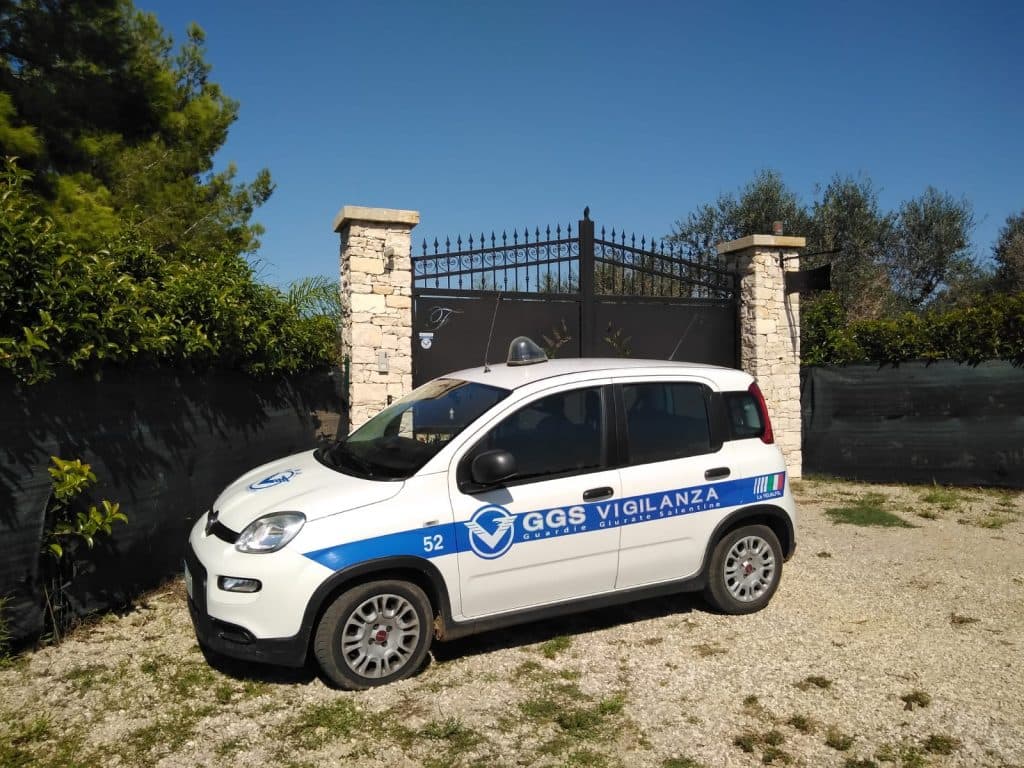 Tentano furto in appartamento, scatta l'allarme e arriva la vigilanza: ladri via a mani vuote