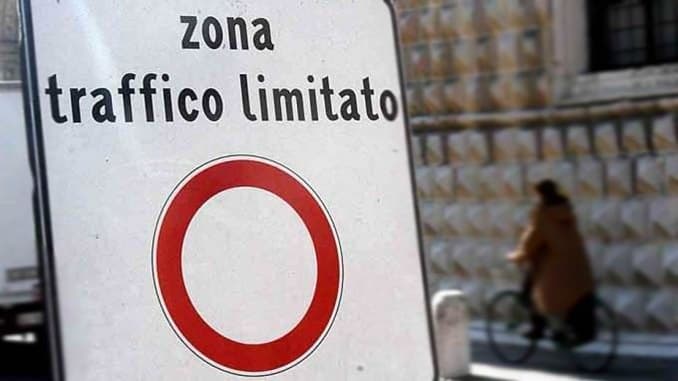 Via Fazzi chiusa al traffico per il rifacimento del basolato