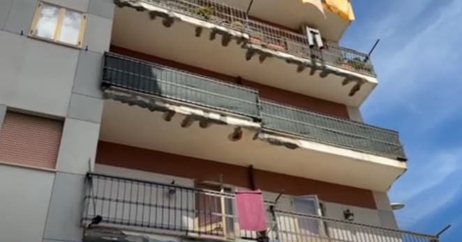 Balconi e ringhiere pericolanti, la paura e l'appello del quartiere "Stadio"