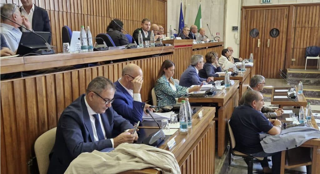 Brindisi - Il Consiglio prova a salvare la Multiservizi. E c'è chi ha ricevuto minacce...