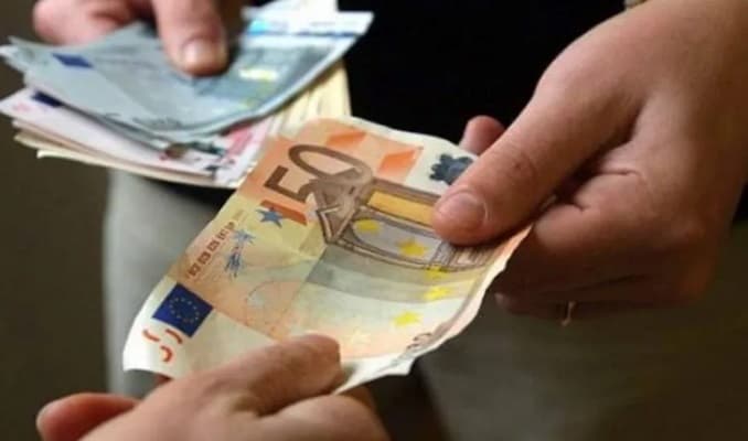 Ricatta l'ex dopo la relazione e gli spilla più di 20mila euro: indagato